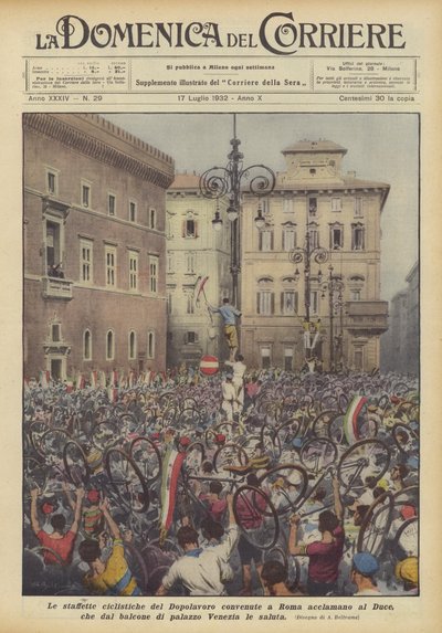 Los mensajeros ciclistas del Dopolavoro reunidos en Roma aclaman al Duce, que desde el balcón... de Achille Beltrame