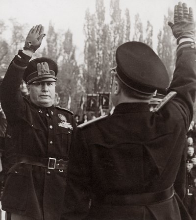 Benito Mussolini honra a un oficial fascista con un saludo de Achille Villani