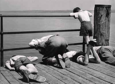 Ocupado con la pesca, Italia, c.1950-60 de Achille Villani