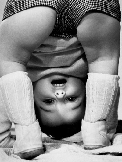 Niño agachado, Italia, c.1960 de Achille Villani