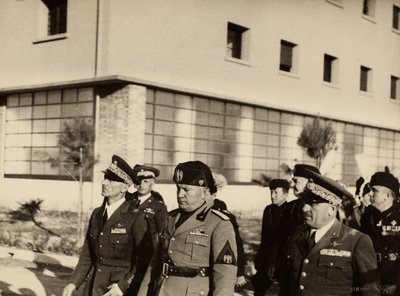 Inauguración de los edificios del Aeropuerto Real "Fausto Pesci" en Bolonia, construido por la Compañía Mauro Toschi fu Ulisse, en presencia del Duce Benito Mussolini, 24/10/1936 de Achille Villani