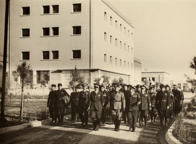 Inauguración de los edificios del Aeropuerto Real "Fausto Pesci" en Bolonia, construido por la Compañía Mauro Toschi fu Ulisse, en presencia del Duce Benito Mussolini, 24/10/1936 de Achille Villani