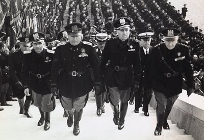 Mussolini en un desfile militar de Achille Villani