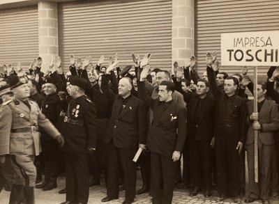 Los trabajadores de la construcción de la Compañía Mauro Toschi fu Ulisse saludan al Duce Benito Mussolini durante la inauguración de los edificios del Aeropuerto Real 