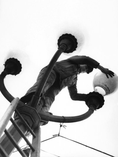Joven encendedor de lámparas, Italia, c.1960 de Achille Villani