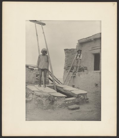 Anciano a la entrada de la Kiva, Walpi de Adam Clark “A. C.” Vroman