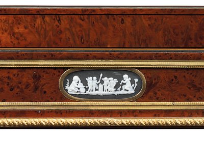Mesa de trabajo de finales de Luis XVI con montura de bronce dorado y camafeo en madera de tejo y caoba de Adam Weisweiler
