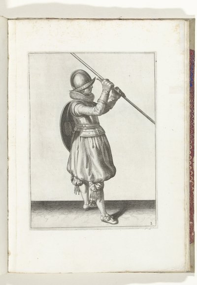 El ejercicio del escudo y la pica: el soldado con la pica en ángulo en ambas manos y el escudo en la espalda (n.º 2), 1618 El Nassausche Wapen-Handelinge, van Schilt, Spies, Rappier and the Targe : beyde figuerlick representado, y enmarcado después del nue de Adam van Breen