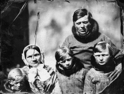 Funcionario danés (Hans Elberg) y familia de Admiral Edward Augustus Inglefield