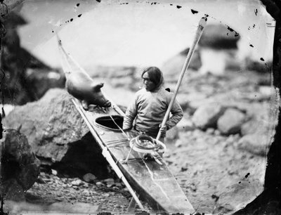 Hombre inuit con un kayak de Admiral Edward Augustus Inglefield
