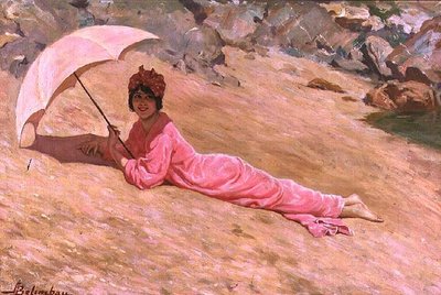 Niña acostada en la playa con una sombrilla rosa de Adolfo Belimbau