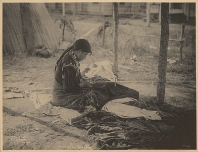 [Mujer de la nación Meskwaki trabajando con abalorios].
 de Adolph F. Muhr