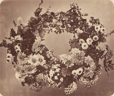 Corona de flores y bayas de Adolphe Braun