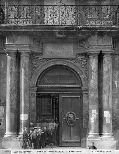 Grupo de escolares saliendo del Hotel de Ville, c.1890-99 de Adolphe Giraudon