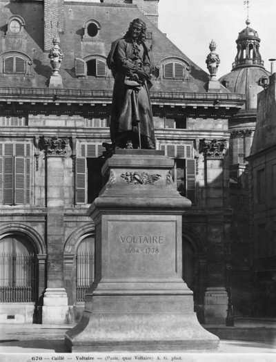 Estatua de Voltaire por Joseph Michel Caille (1836-81) Quai Voltaire, finales del siglo XIX de Adolphe Giraudon
