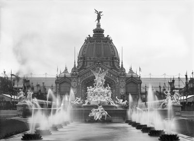 Vista de la cúpula central y la fuente Coutan, Exposición Universal, París, 1889 de Adolphe Giraudon