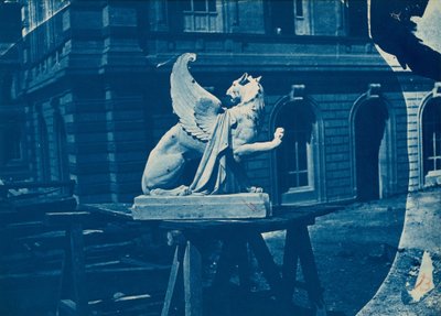 Escultura de un grifo en un sitio de construcción en Marsella de Adolphe Terris