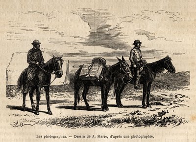 Fotógrafos de la misión geológica estadounidense, a caballo, con material cuidadosamente empaquetado listo para una nueva etapa, grabado según el dibujo de A. Marie, ilustrando un conjunto de misiones geográficas a través del Parque Nacional de los Estados de Adrien Emmanuel Marie