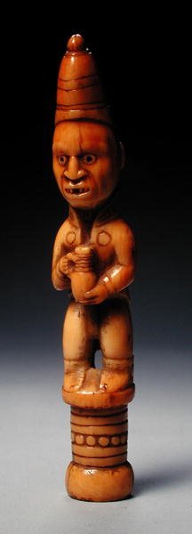 Figura con vestimenta europea sosteniendo una jarra de gres alemana, Congo, principios del siglo XIX de African
