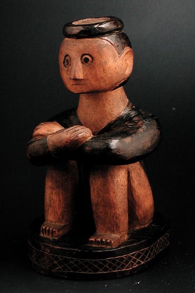 Figura sentada de un hombre con un anillo en la cabeza, Tsonga, Mozambique, finales del siglo XIX de African