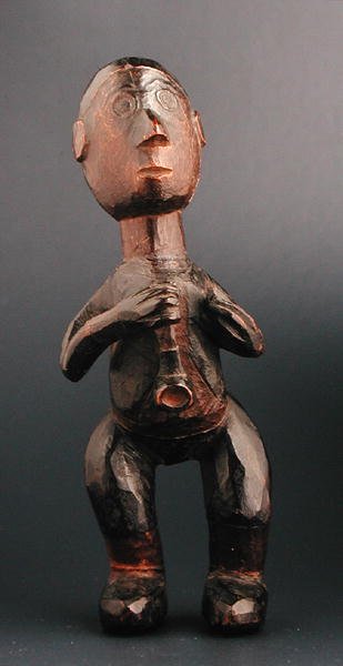 Figura de pie de un hombre europeo sosteniendo una pipa, Sudeste de África, finales del siglo XIX de African