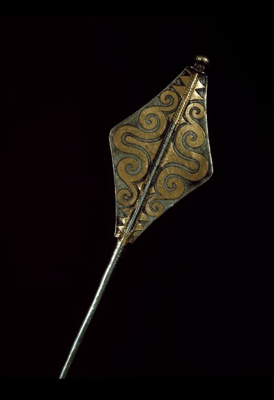 Prehistoria: broche de plata incrustado con oro del Tesoro de Borodino (región de Odessa). 1500 a.C. Edad del Bronce. Moscú, Museo Histórico Estatal de Age Bronze