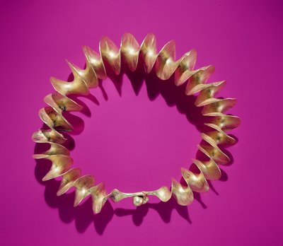 Torque de cinta, cerca de Belfast, Condado de Antrim, Edad del Bronce Tardía de Age Bronze