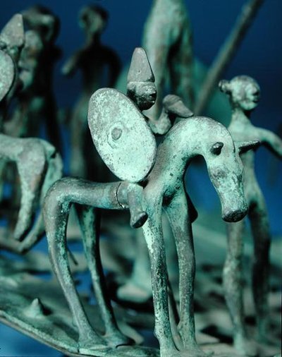 Réplica de un caballo y jinete en una escultura ceremonial de bronce de Strettweg, Austria de Age Iron