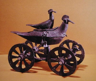Carro votivo en forma de dos pájaros, de Glasinac cerca de Sarajevo de Iron Age