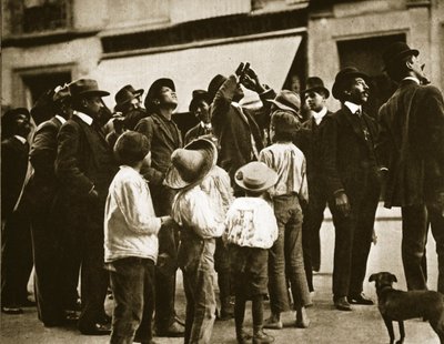 Una multitud en la Ciudad de México observando el cometa Halley, abril de 1910 de Agustin Victor Casasola