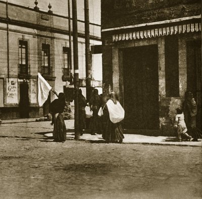 Mujeres caminando por las calles bajo la cobertura de una bandera blanca durante 
