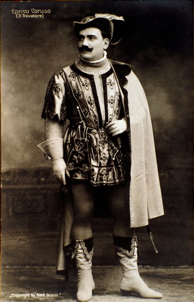El cantante Enrico Caruso en la ópera Il trovatore de Giuseppe Verdi (foto en blanco y negro) de Aime Dupont
