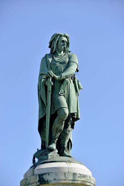 Estatua colosal de Vercingétorix (72-46 a.C.), líder galo - Escultura de Millet Aime (1819-1891) 6.60 m de altura erigida en 1865 en la parte occidental de Mont Auxois (base de 7 m de altura por Viollet Le Duc) Alise Sainte Reine 1865 de Aime Millet