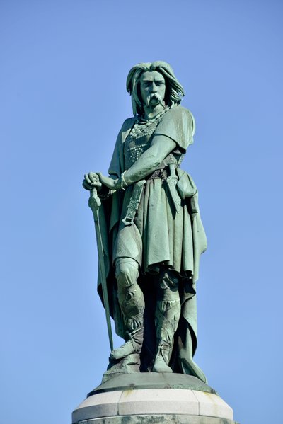 Estatua colosal de Vercingétorix (72-46 a.C.), líder galo. Escultura de Millet Aimé (1819-1891), 6.60 m de altura, erigida en 1865 en la parte occidental de Mont Auxois (base de 7 m de altura por Viollet Le Duc). Alise Sainte Reine, 1865. de Aime Millet