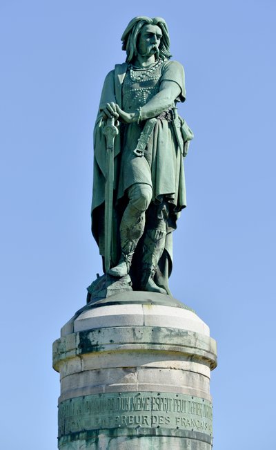 Estatua colosal de Vercingétorix (72-46 a.C.), líder galo. Escultura de Millet Aimé (1819-1891), 6.60 m de altura, erigida en 1865 en la parte occidental de Mont Auxois (base de 7 m de altura por Viollet Le Duc). Alise Sainte Reine, 1865. de Aime Millet