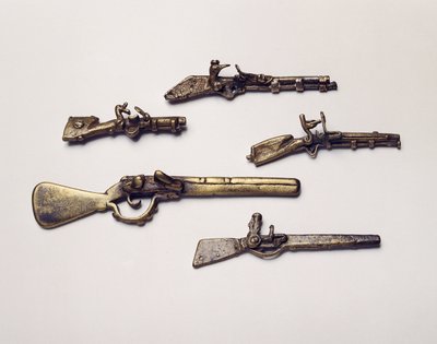 Pesas de oro fundidas en forma de pistolas de Akan School