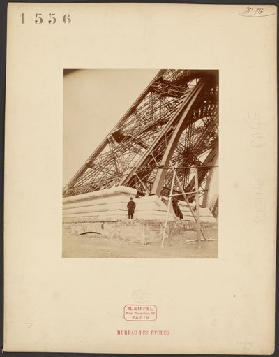 Cimientos, viga, obrero: Torre Eiffel de Albert Fernique