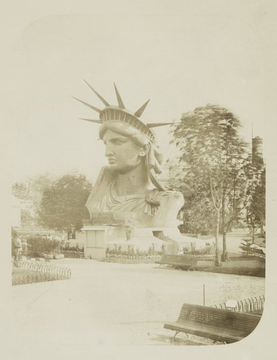 Cabeza de la Estatua de la Libertad en exhibición en un parque en París, 1883 de Albert Fernique