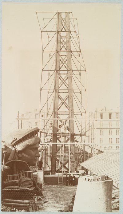 Andamios para el ensamblaje de la Estatua de la Libertad, la cabeza mostrada a la izquierda, París, 1883 de Albert Fernique