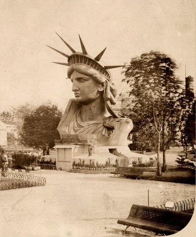 La cabeza de la Estatua de la Libertad en exhibición en París 1883 de Albert Fernique