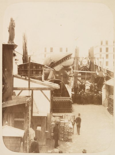 Vista del área externa del taller de Monduit y Bechet, mostrando la cabeza de la Estatua de la Libertad, París, 1883 de Albert Fernique