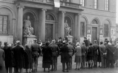 Multitud de personas en la Piazza Duomo con motivo de la visita del Rey Vittorio Emanuele III en Florencia de Alberto Fierli