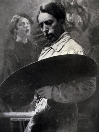 Retrato del pintor Tullio Silvestri trabajando en su estudio. El artista posa mirando su paleta, sugiriendo la intensidad del momento creativo en proceso de Alberto Segre