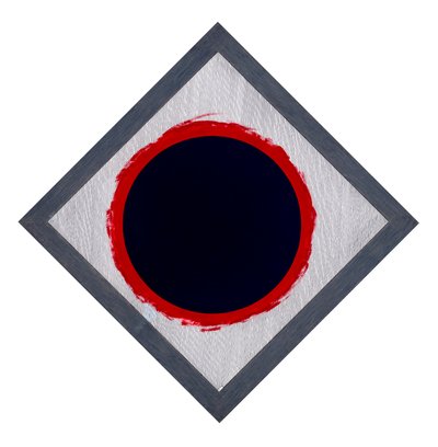 Círculo azul sobre diamante rojo, 2022 (esmalte y bolígrafo sobre cartulina) de Alex Dunn