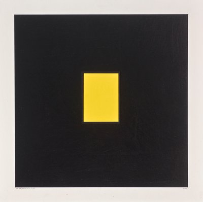 Rectángulo amarillo sobre negro, 2021 (esmalte sobre cartulina) de Alex Dunn