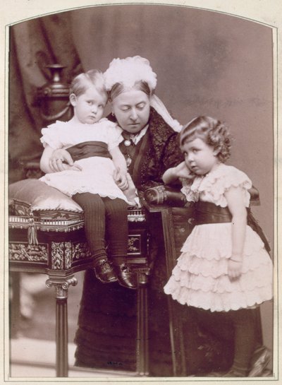 La Reina Victoria con dos de sus nietos, abril 1886 de Alexander Bassano