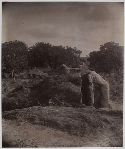 Elefante esculpido en la cima de una roca con inscripciones de Asoka, Dhauli, distrito de Puri de Alexander Caddy