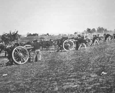 Batería D., 2ª Artillería del Ejército Federal en acción durante la Guerra Civil Americana de Alexander Gardner