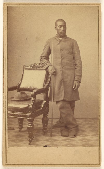 [Soldado negro de pie cerca de la silla con el sombrero en el asiento] de Alexander Gardner
