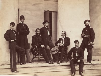 General de brigada Gustavus A. DeRussy y personal en los escalones de Arlington House, Arlington..., mayo 1864 de Alexander Gardner